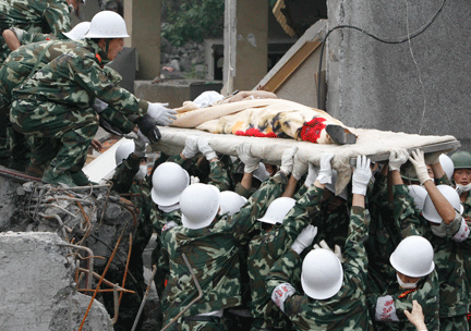 Les secouristes ont retrouvé un homme encore vivant dans les décombres d'un bâtiment, le 16 mai 2008 à Shifang.(Photo : Reuters)