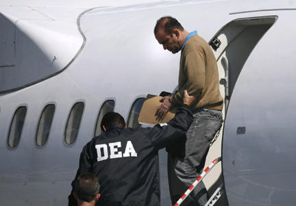 L'un des principaux chefs paramilitaires Salvatore Mancuso à sa descente d'avion escorté par les agents de la DEA.