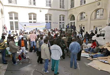 Des travailleurs sans-papiers participent, le 03 mai 2008 à Paris, à une occupation des locaux du syndicat CGT de l'annexe de la Bourse du travail pour protester contre le refus de la préfecture de régulariser leur situation.(Photo : AFP)