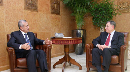Le président Michel Sleimane (g) a reçu Fouad Siniora, le 28 mai 2008, au palais présidentiel.(Photo : Reuters)