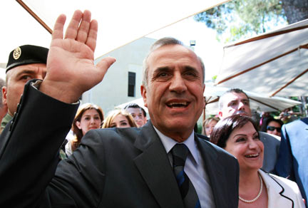 Le nouveau chef de l'Etat libanais, Michel Sleimane et sa femme Houda devant leur maison à Beyrouth, le 25 mai 2008. (Photo : Reuters)
