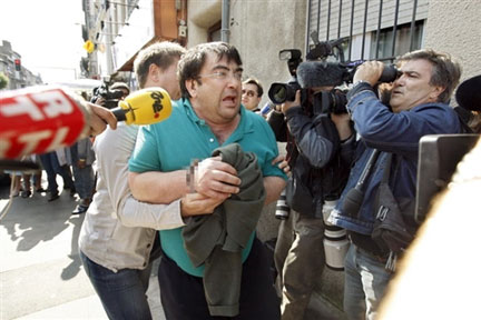 Javier Lopez Pena, alias « Thierry », le N°1 présumé de l'ETA, escorté par des officiers de police le 21 mai 2008 à Bordeaux.(Photo : AFP)