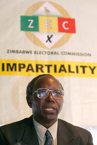 Lovemore Sekeramayi, responsable en chef de la Commission électorale zimbabwéenne (ZEC) annonce à Harare le 2 mai 2008 les résultats du premier tour de l'élection présidentielle du 29 mars.(Photo : Reuters)