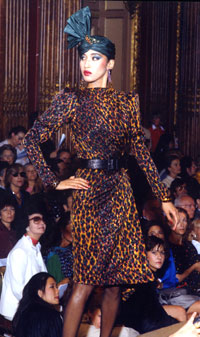 Imprimé panthère. Un effet très sexy pour un motif très graphique, repris ensuite par de nombreuses maisons de couture. Yves Saint-Laurent fut également le premier couturier à faire défiler des mannequins noirs, dès les années 70. (Crédit :Fondation Pierre-Bergé-Yves-Saint-Laurent)