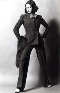 Le tailleur-pantalon, sobre et bien épaulé. Une révolution pour les femmes, volontiers cantonnées alors à des niaiseries froufroutantes. (Crédit : <a href="http://www.fondation-pb-ysl.net/" target="_blank">Fondation Pierre Bergé-Yves Saint Laurent</a>)