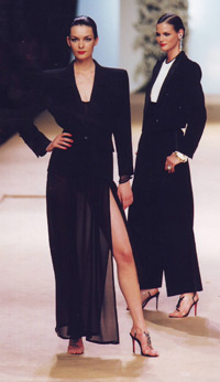 Féminissimes versions de robes-smoking, lors de la rétrospective Yves-Saint-Laurent, en 2002, à Beaubourg. (Crédit : <a href="http://www.fondation-pb-ysl.net/" target="_blank">Fondation Pierre Bergé-Yves Saint Laurent</a>)