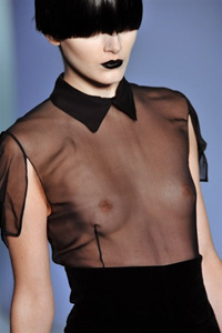 Voilant et dévoilant à la fois le buste féminin, la blouse transparente est une révolution sur les podiums. Elle se déclinera en de nombreuses versions.(Photo : AFP)