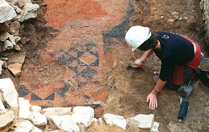 Dégagement des restes de mosaïque d'une maison romaine à Bibracte (Nièvre et Saône-et-Loire).(Photo : A. Maillier © Bibracte)