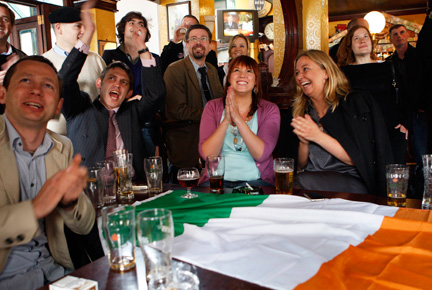 A Bruxelles, des partisans du « non » applaudissent de joie, à l'annonce des résultats du référendum irlandais rejetant le Traité de Lisbonne, le 13 juin 2008.(Photo : Reuters)