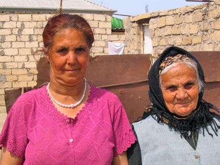 Taplan Alivakaklic et sa mère, toutes les deux refugiées du Haut Karabakh.(Photo : Heike Schmidt / RFI)