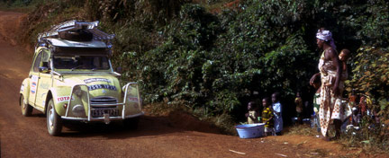 2CV lors d'un Raid en Afrique© Citroën Communication