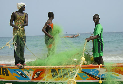 Des pêcheurs à Thiaroye-sur-mer au Sénégal, le 19 juin 2008.( Photo : Coumba Sylla / RFI ) 