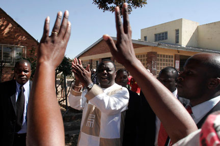

Morgan Tsvangirai, accueilli lors de sa campagne pour la présidence, à Bulawayo le 2 juin 2008. 
(Photo: reuters)