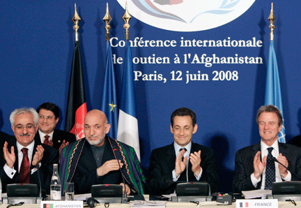 De gauche à droite : le ministre des Affaires étrangères afghan, Rangin Dadfar Spanta, le président afghan, Hamid Karzaï, le président français, Nicolas Sarkozy, et le ministre français des Affaires étrangères, Bernard Kouchner.(Photo : Reuters)