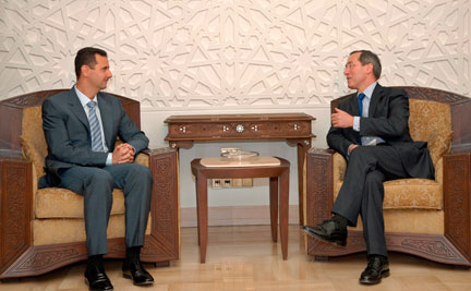 Le président syrien Bachar el-Assad (g) rencontre Claude Guéant, l'un des émissaires de Nicolas Sarkozy, à Damas, le 15 juin 2008.(Photo : Reuters)