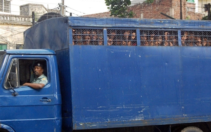 Un camion de la police bangladaise conduit des prisonniers vers la prison de Dacca.(Photo: AFP)