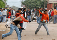 Des partisans de l'autonomie du Beni jetant des pierres sur des partisans du président Morales à Trinidad.(Photo : Reuters)