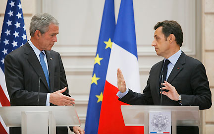 Le président américain George Bush (à gauche) et son homologue français Nicolas Sarkozy, le 14 juin 2008 à Paris.(Photo : Reuters)