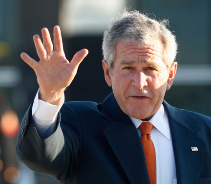 Le président américain George W. Bush, sur la base d'Andrews avant son départ pour la Slovénie, première étape de sa tournée d'adieux à l'Europe. (Photo : Reuters)