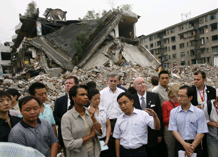 Condoleezza Rice (C), en visite dans la région sinistrée du Sichuan, le 29&nbsp;juin 2008.(Photo : Reuters)