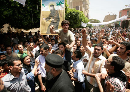 Des chrétiens coptes protestent devant le fief de l'archevêque de la localité de Mallawi, près de la ville de Minya, à 400 km au sud du Caire, le dimanche 1er juin.(Photo : Reuters)