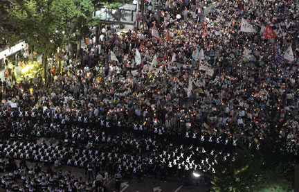 Des dizaines de milliers de manifestants protestent contre les importations de bœuf américain, à Yong-Hak, en Corée du Sud, le 27&nbsp;juin 2008.(Photo : Reuters)