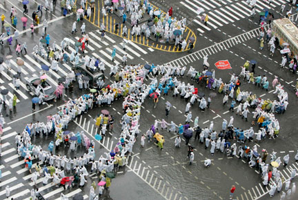 Des manifestants&nbsp;dansent dans les rues de Séoul pour fêter l'accord signé avec les Etats-Unis offrant des garanties supplémentaires sur la qualité sanitaire de la viande de bœuf exportée vers la Corée du Sud.(Photo : Reuters)