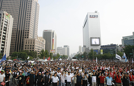 De très nombreux manifestants se sont rassemblés devant l'ambassade américaine au centre de Séoul, le 10 juin 2008.(Photo: Reuters)