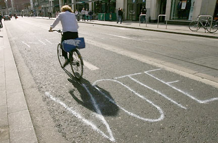 Dans les rues de Dublin, la défiance à l'égard du traité de Lisbonne se lit sur la chaussée, le 10 juin 2008.(Photo : AFP)