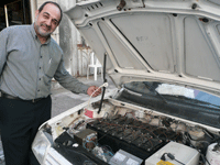 L'ingénieur Fayez Anan a mis au point une voiture électrique comme alternative à la pénurie de carburant à Gaza.(Photo : RFI/Karim Lebhour)