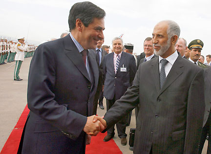 Le Premier ministre français François Fillon salue son homologue algérien, Abdelaziz Belkhadem, à Alger le 21 juin 2008.(Photo : Reuters)