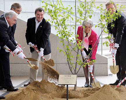 Le directeur général du FMI Dominique Strauss-Kahn (à gauche) accompagné de ministres des Finances plantent symboliquement un arbre lors de la fin du G8 d'Osaka, le 14 juin 2008.
(Photo : Reuters)