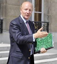 Brice Hortefeux, ministre français de l'Immigration, de l'Intégration, de l'Identité nationale et du Développement solidaire, quitte le Palais de l'Elysée, le 18 juin 2008. (Photo : AFP)