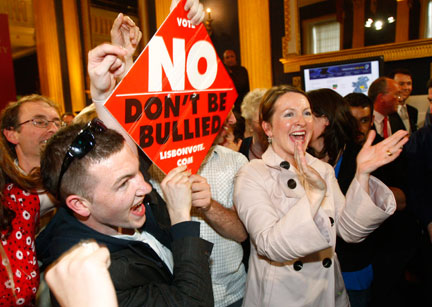 Après le «non» irlandais, l'Europe entre dans une nouvelle crise institutionnelle. Sur la pancarte : «votez non, ne vous laissez pas manipuler».
(Photo: Reuters)
