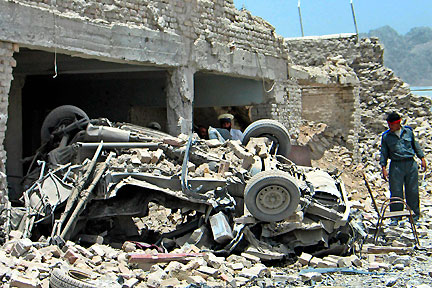 Après l'attaque par un commando de talibans, les restes de l'entrée de la prison de Kandahar, au sud du Pakistan, le 14 juin 2008.(Photo : Reuters)