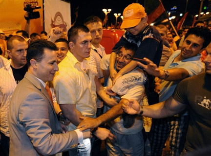 Le Premier ministre macédonien, Nikola Gruevski, leader du parti victorieux aux élections législatives, entouré de ses partisans à Skopje le 1er juin.(Photo : AFP)