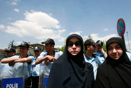 A Ankara, des femmes manifestent contre la décision de la Cour constitutionnelle, sur l'interdiction du port du voile dans les universités, le 6 juin 2008.(Photo : Reuters)