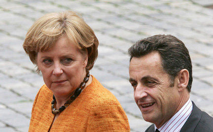 Le président français Nicolas Sarkozy et la chancelière allemande Angela Merkel pendant le sommet franco-allemand, le 9 juin 2008 à Straubing, au sud de l'Allemagne.(Photo : Reuters)