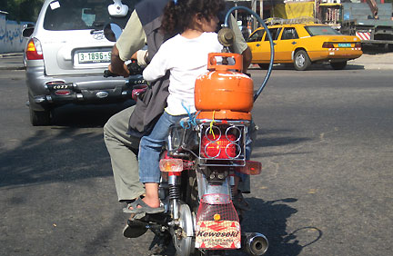 Le système D gazaoui : les motos fonctionnent au gaz.(Photo : Catherine Monet / RFI)