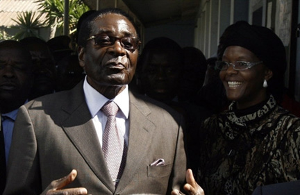 Robert Mugabe, président du Zimbabwe s'adresse aux médias le 27 juin 2008 après avoir voté au second tour des élections présidentielles où il était de facto seul en lice en raison du retrait de l'opposition.
(Photo : AFP)