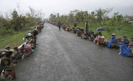 Au bord des routes, les victimes du cyclone s'amassent en attendant de l'aide.(Photo : Reuters)