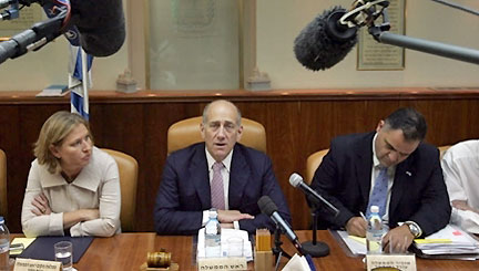 Ehud Olmert (au centre) avec  la ministre des Affaires étrangères Tzipi Livni (à gauche), le 10 juin 2008.(Photo : AFP)