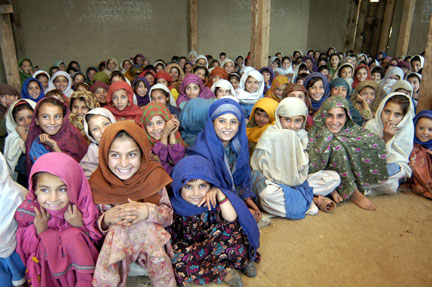 Des filles, élèves de l'école primaire préparatoire de Pitao Banda, dans la province frontalière du nord-ouest du Pakistan.( Photo : Unicef Pakistan/Zaidi )