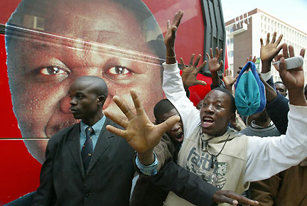 Des partisans du MDC à Harare, Zimbabwe, le 11 juin 2008.(Photo : Reuters)