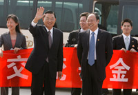 Chiang Pin-kun, le négociateur taiwanais (g) et Zheng Lizhong, le négociateur chinois, à l'aéroport de Pékin, le 11 juin 2008.(Photo : Reuters)