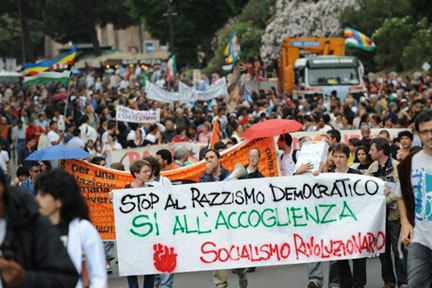Manifestation contre la discrimination des tziganes à Rome, le 8 juin 2008. Le cortège coloré a défilé en musique et dans le calme derrière des banderoles disant «&nbsp;stop au racisme démocratique, oui à l'hospitalité&nbsp;», «&nbsp;non à la xénophobie&nbsp;», ou encore «&nbsp;chaque peuple est une richesse pour l'humanité&nbsp;»,&nbsp;«&nbsp;les Roms n'ont jamais fait la guerre&nbsp;» et «&nbsp;non à l'information raciste&nbsp;».(Photo : AFP)