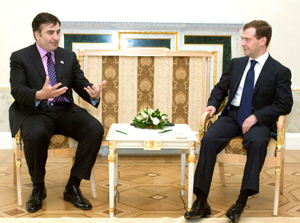 Le président russe Dmitri Medvedev (d) et son homologue géorgien Mikheïl Saakachvili (g) à Saint-Pétersbourg, en quête de solutions, le 6 juin 2008.(Photo : Reuters)