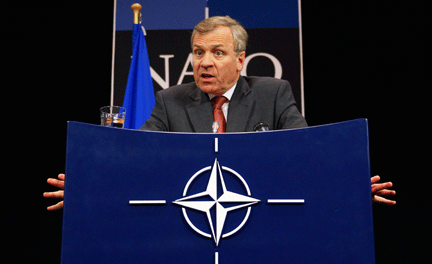 Le secrétaire général de l'Otan, Jaap de Hoop Scheffer, a&nbsp;déclaré que&nbsp;l'Otan&nbsp;voulait «&nbsp;<em>aider le Kosovo à perfectionner ses nécessaires institutions démocratiques&nbsp;</em>».(Photo : Reuters)