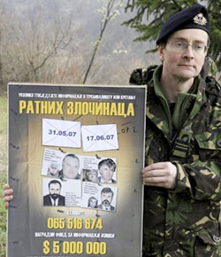 L'affiche où figurent les quatre fugitifs recherchés par le tribunal : Radovan Karadzic, Ratko Mladic, Goran Hadzic et Stojan Zupljanin qui vient d'être arrêté.(Photo : AFP)