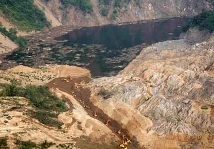 Dans les montagnes du Sichuan, les canaux creusés pour évacuer une partie de l'eau du barrage naturel de Tangjiashan ne seront pas suffisant pour éviter le débordement.(Photo : Reuters)